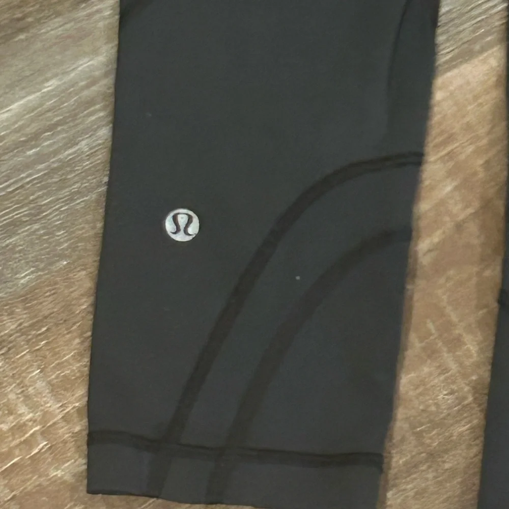 50%off w❤️ LULULEMON Inspire Crop II 6 wash wear is present logo is cracked